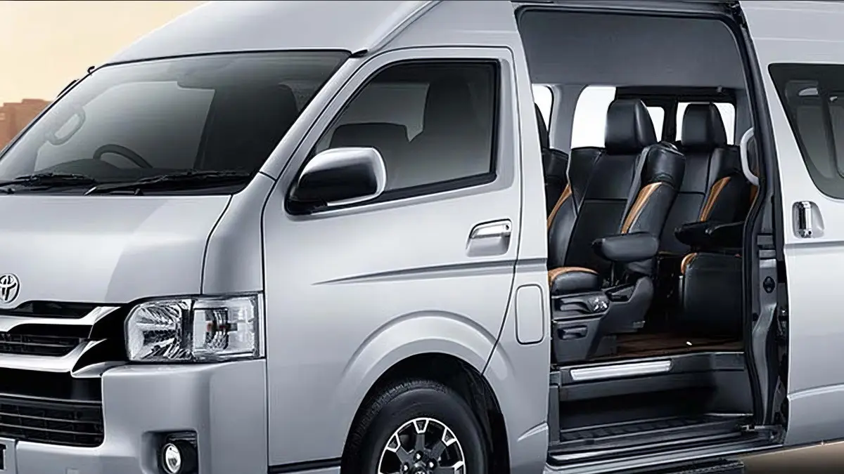 Eksterior Hiace Commuter Rental Mobil Bandung