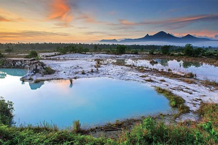 Rental Mobil Pontianak ke Danau Biru Singkawang