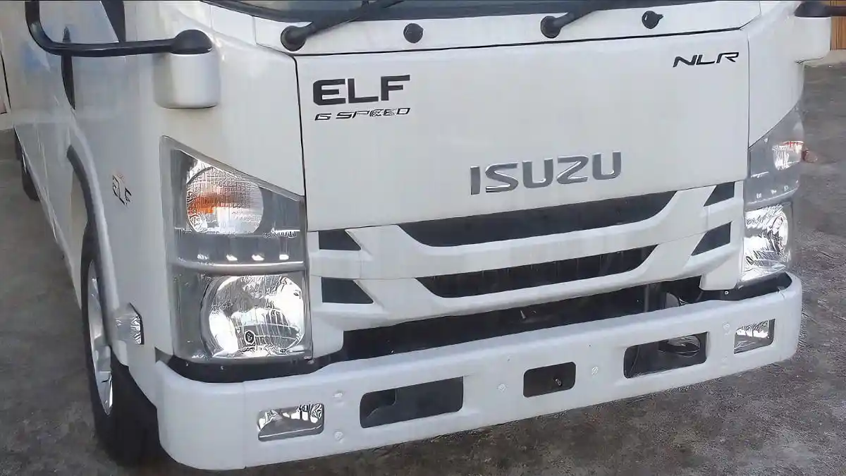 Eksterior Elf Long Rental Mobil Surabaya