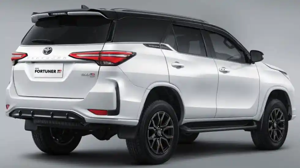 Eksterior Fortuner GR Rental Mobil Terlaris Solo