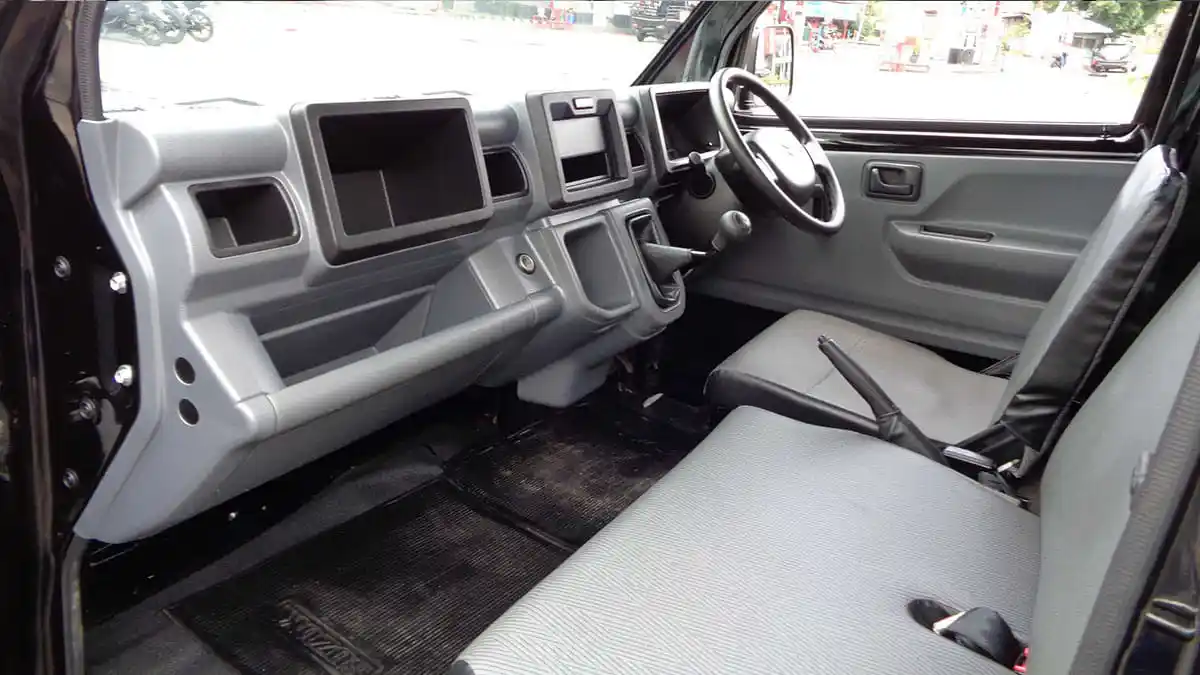 Interior Carry Pickup Rental Mobil Surabaya