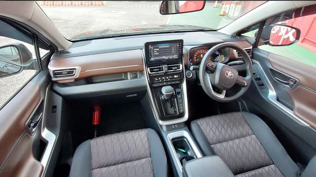 Dashboard Innova Zenix G Hybrid Rental Mobil Padalarang