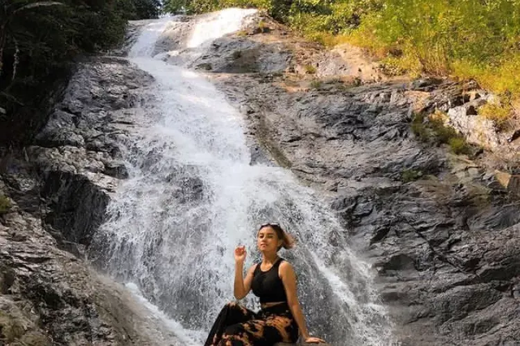 Rental Mobil Karawang ke Curug Bandung Loji