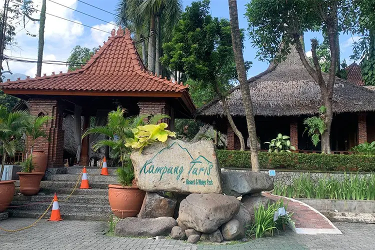 Rental Mobil Karawang ke Kampung Turis