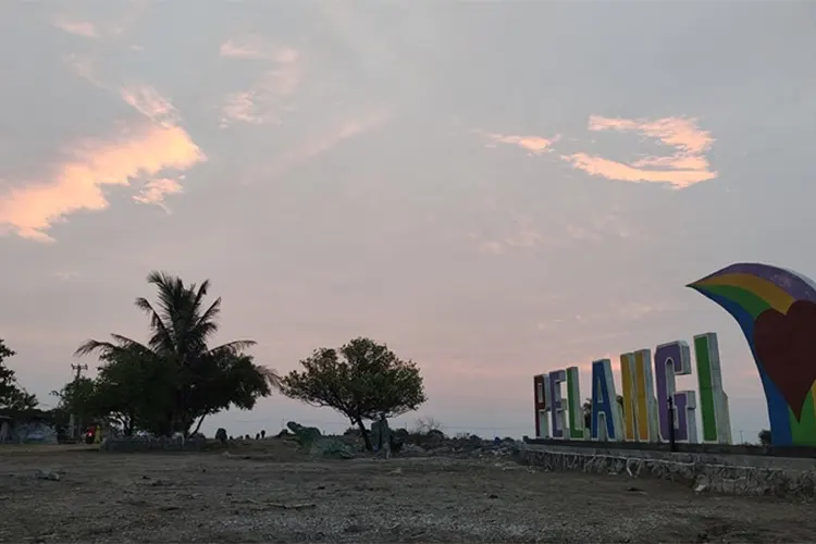 Rental Mobil Karawang ke Pantai Pelangi