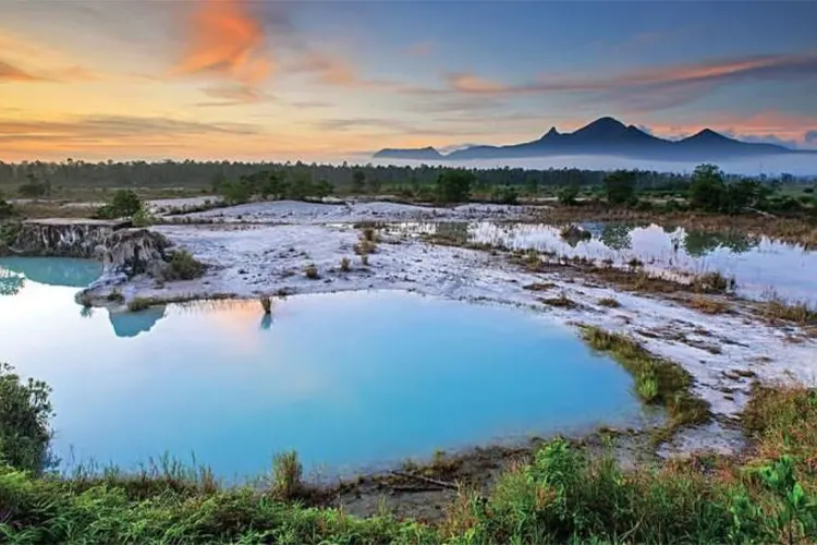 Rental Mobil Pontianak ke Danau Biru Singkawang