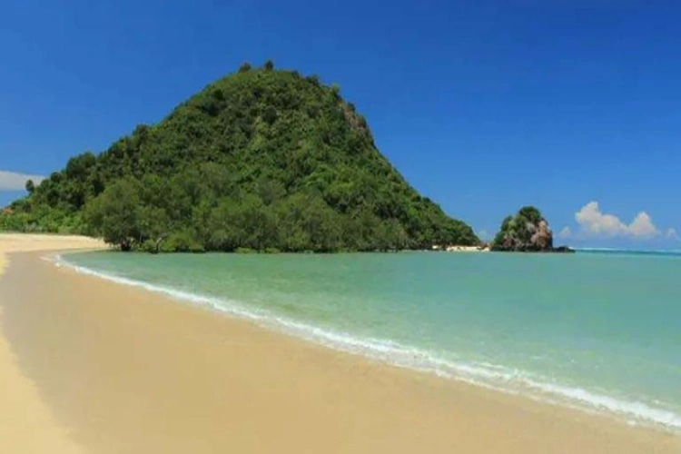 Rental Mobil Pantai Kuta Lombok