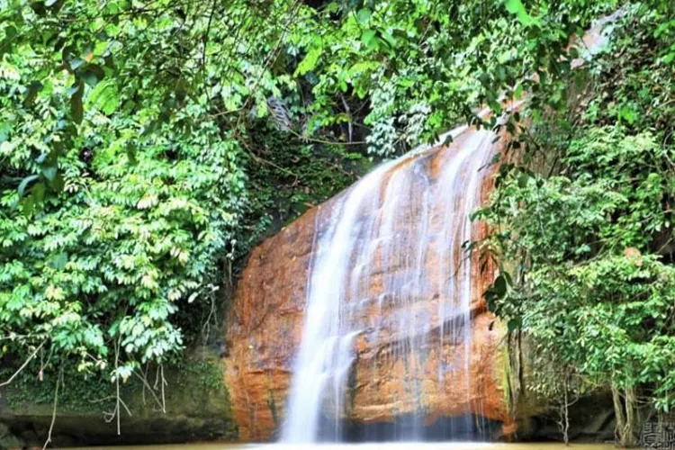 Rental Mobil Samarinda ke Air Terjun Tanah Merah