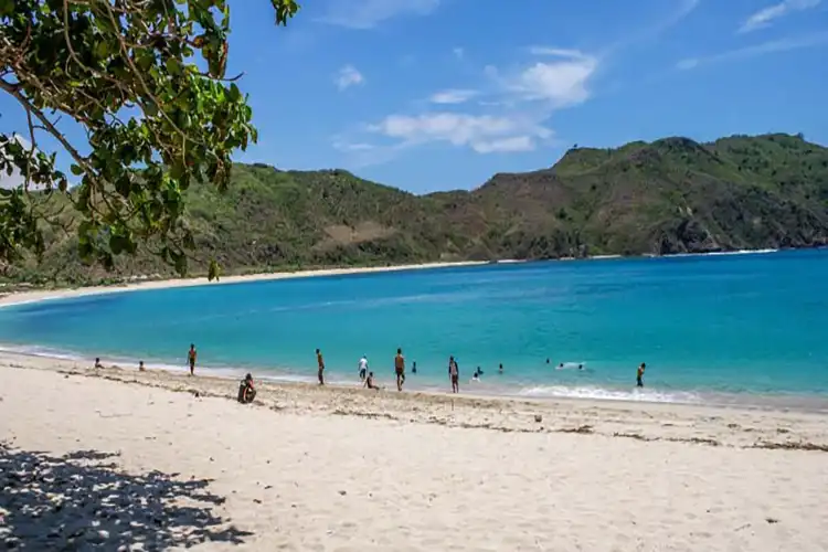 Rental Mobil di Lombok Pantai Mawun
