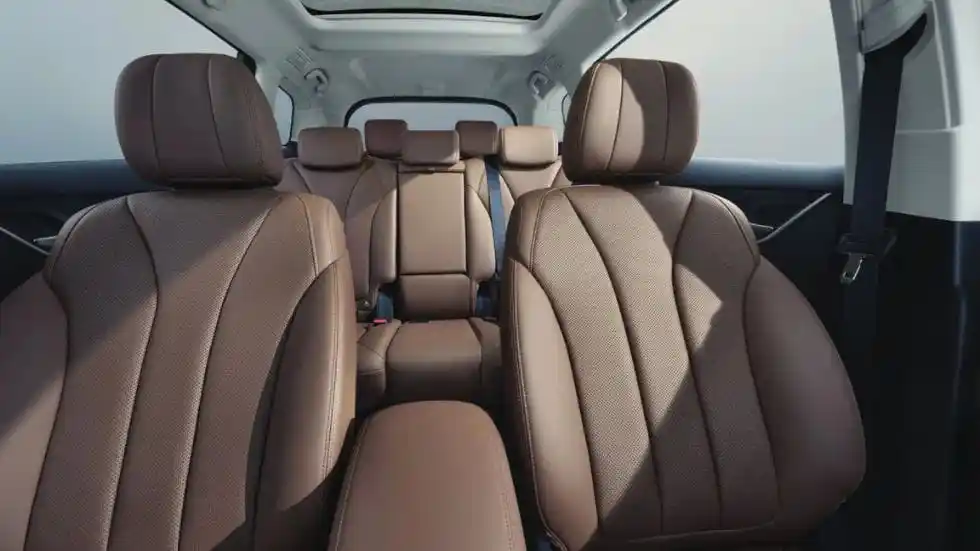 Interior BYD M6 Rental Mobil Solo