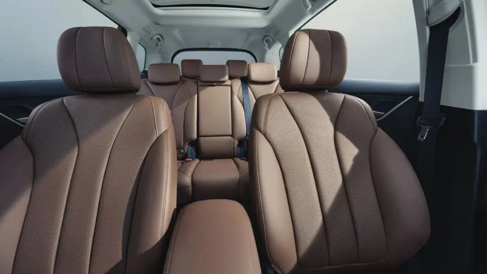 Interior Rental mobil BYD M6 Padalarang